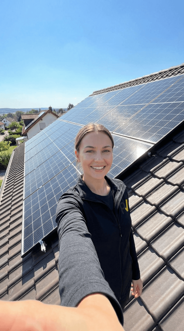 PVPro Installateurin bei der Arbeit